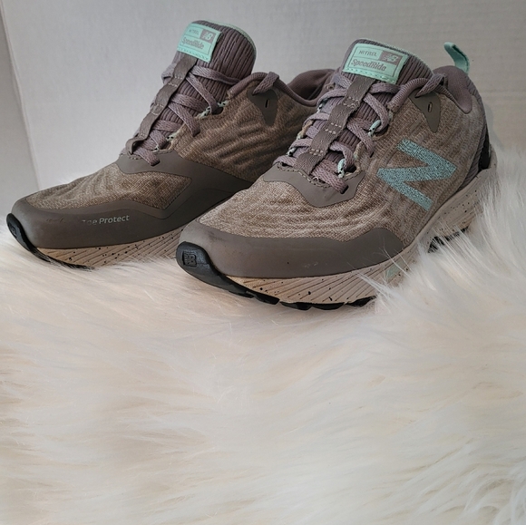 New Balance Tan and Teal Sneakers - Picture 2 of 10